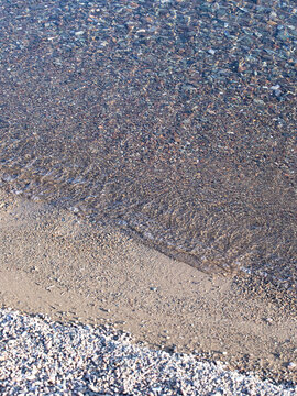 大自然的沙滩石头和清澈的水
