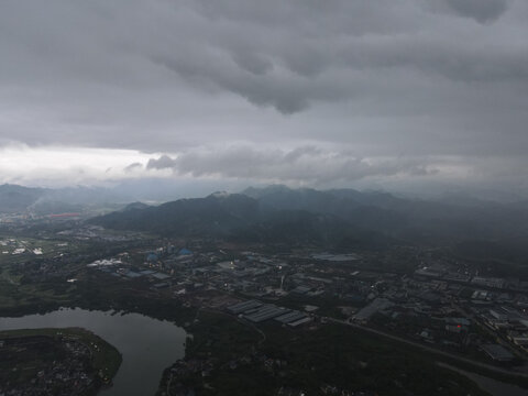 大雾云下的城市都市建筑和河流