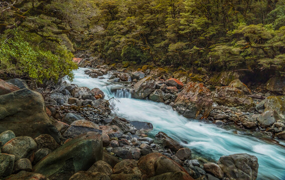 山涧溪流