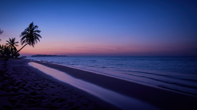 夜幕下的海边沙滩