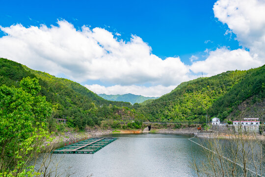 蓝天白云乡村景色