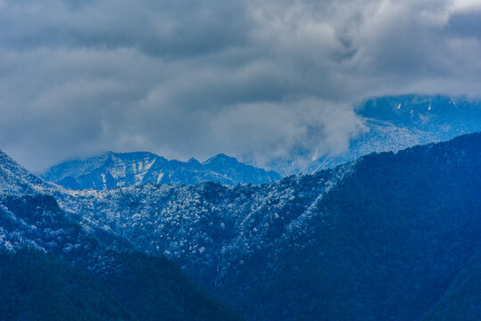 山区雪景