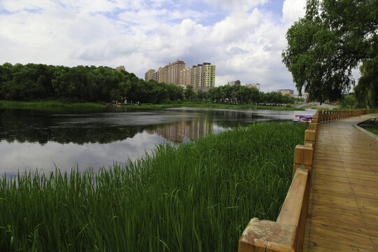 水上公园旅游景点山青绿成荫