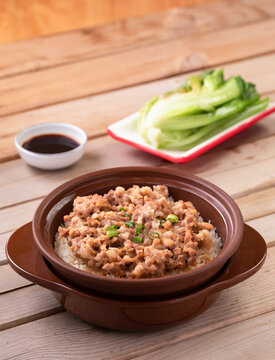 传统土鱿肉饼煲仔饭