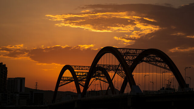 城市夕阳