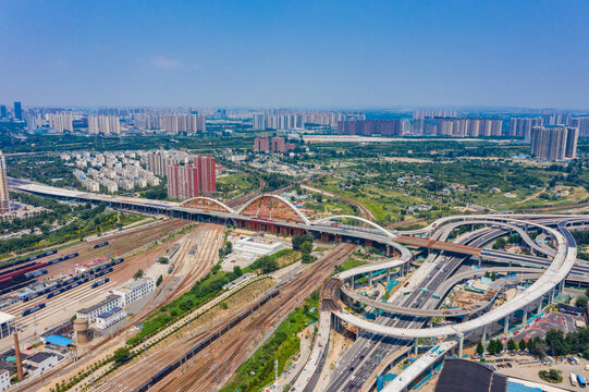 郑州新建彩虹桥合龙跨铁路桥梁