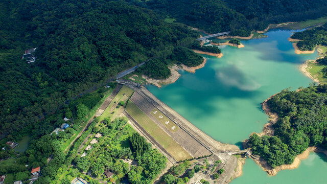 山间水库森林青山绿水