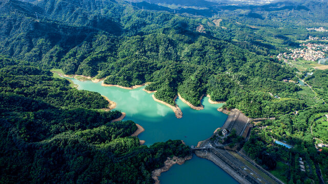 山间水库森林青山绿水