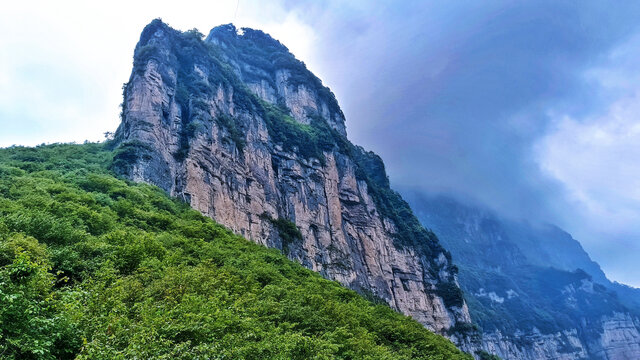 神奇的绝壁大山风光