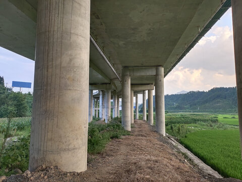 高架桥底部特写