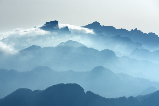 水墨群山氤氲图