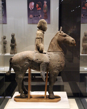 西汉前期汉兵马俑重装骑马俑