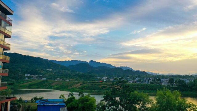 龙湖秋景