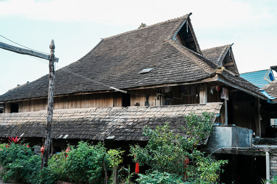 曼掌村里的老式傣楼