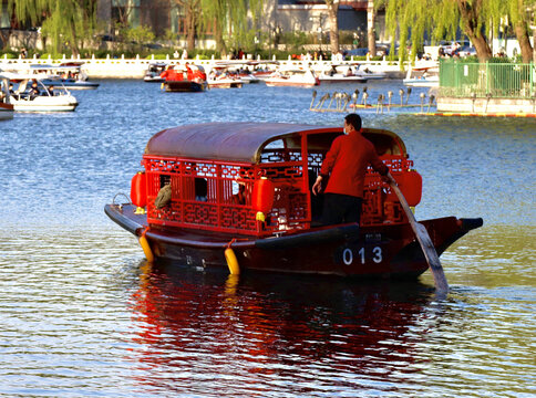 中国传统节日划船的船夫