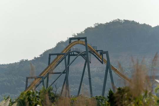 万达乐园里废弃的过山车