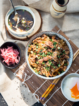 日式和风牛丼饭