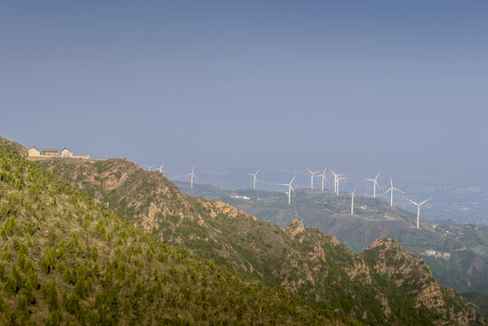 高山峡谷上的风力发电机