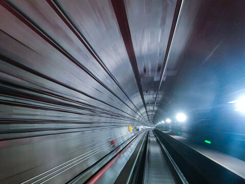 地铁时空隧道