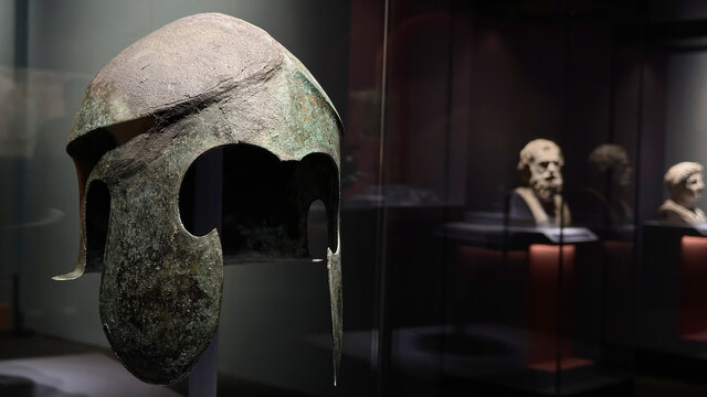 古罗马青铜头盔器物展品
