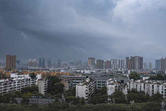 暴雨来临前的郑州