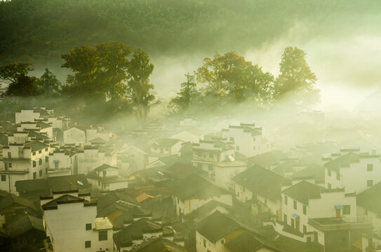 婺源石城村秋天晨雾近景