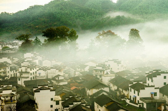 婺源石城村晨雾消散中近景