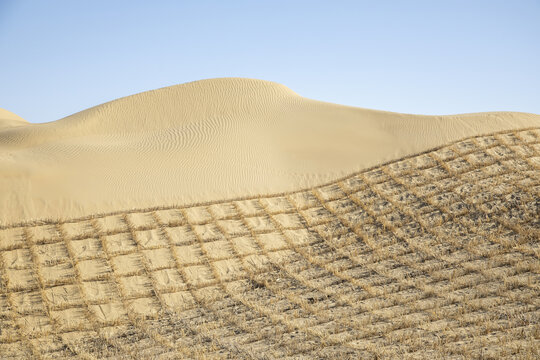 沙漠公路旁的防沙草方格