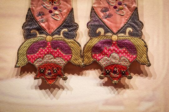 贵州少数民族传统文化绣花鞋