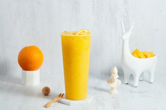 鲜榨橙子芒果汁