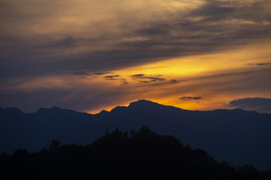 夕阳远山