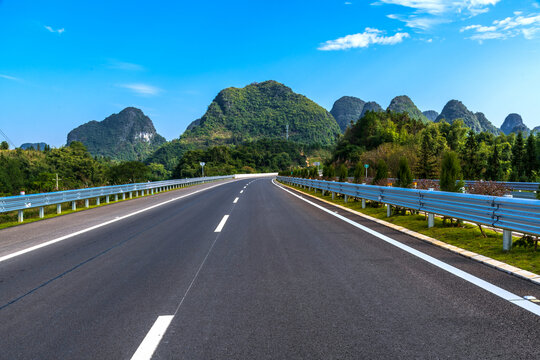 蓝天山峰高速公路