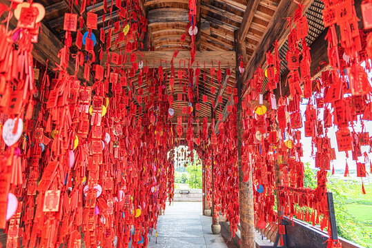 呈坎八卦村祈福袋景观