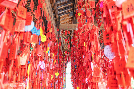 呈坎八卦村祈福袋景观