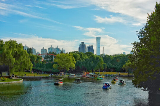 北京亮马河夏日游船公园风光