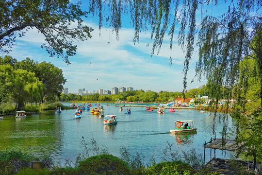 北京亮马河公园夏日游船风光