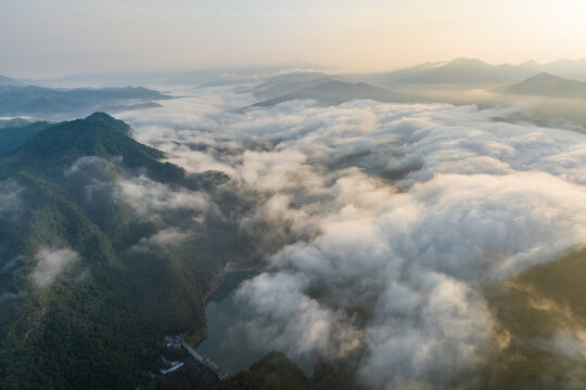 广西蒙山县茶山水库生态雾景美