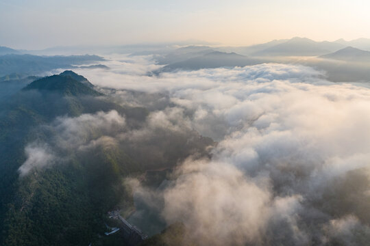 广西蒙山县茶山水库生态雾景美