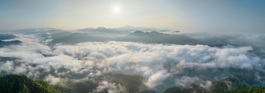 广西蒙山县茶山水库生态雾景美