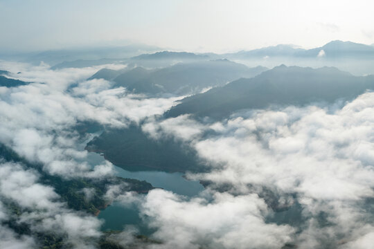 广西蒙山县茶山水库生态雾景美