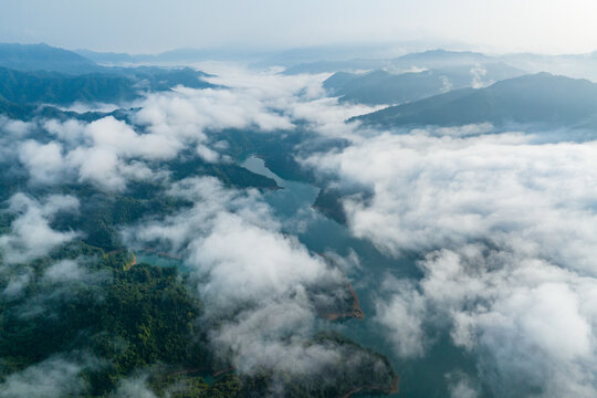 广西蒙山县茶山水库生态雾景美