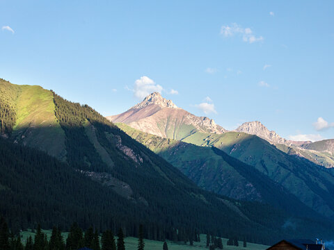 早晨阳光照耀下的大山风景