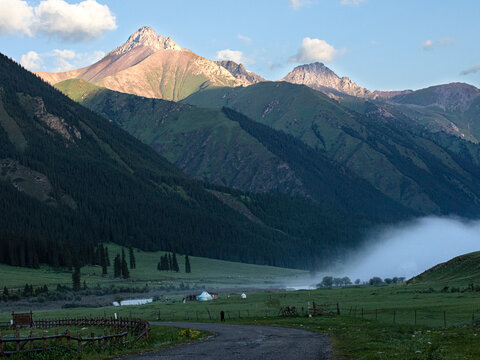 早晨雾气中的的草原大山风景