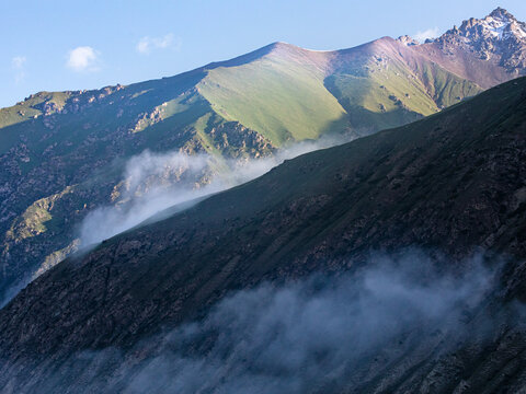 早晨雾气中的高山风景