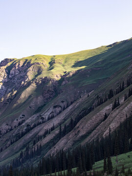 夏天新疆的高山山脉风景