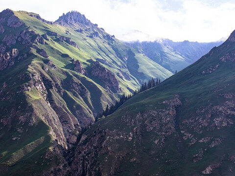 夏天新疆的高山山脉风景