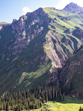 夏天新疆的高山山脉风景