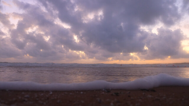 海浪日出风景图