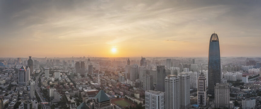 宽幅城市日落全景图