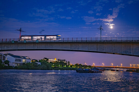 月光下的京杭运河与电车
